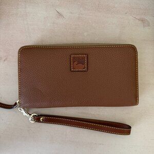 D&B Pebble Grain Large Zip Around Wristlet Caramel
